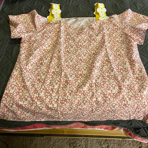 Open shoulder top - Picture 2 of 6